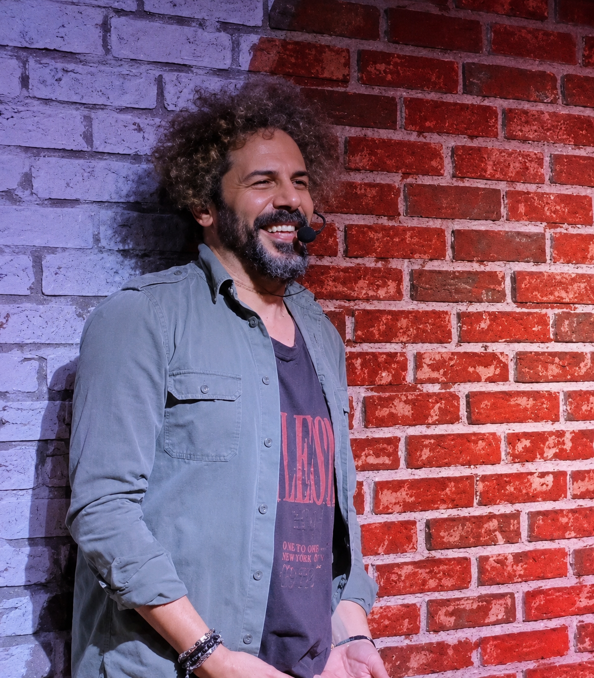 Kiki Kakoullis on stage